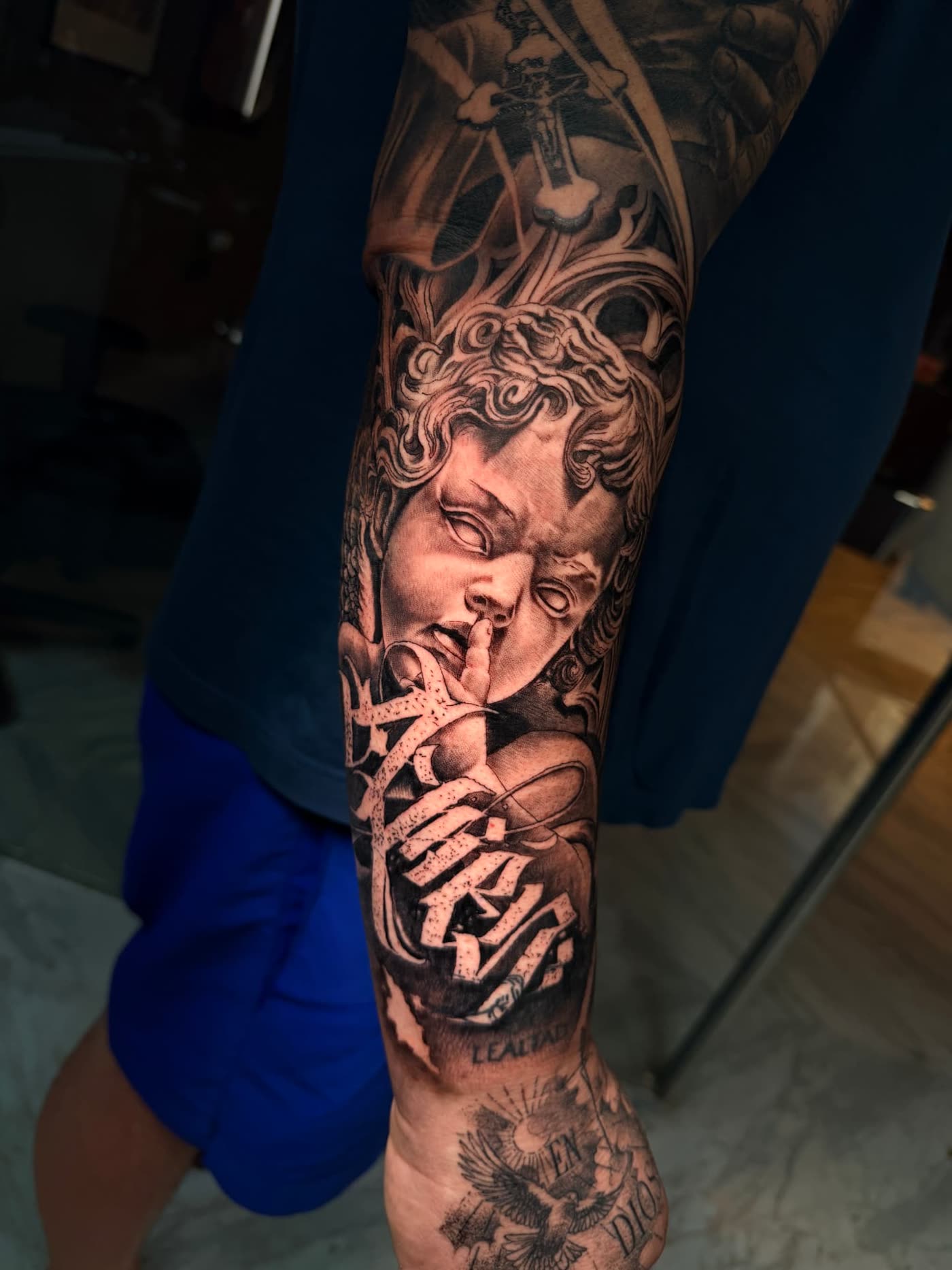 Manga con retrato de bebé y lettering, tatuada por Jere en Castellón