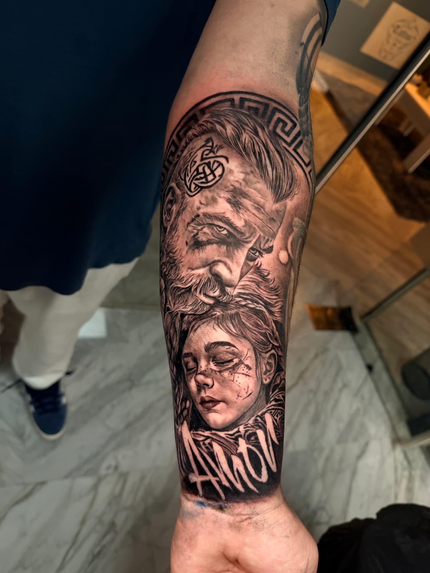 Retratos realistas con lettering en el antebrazo, tatuaje realismo en Castellón