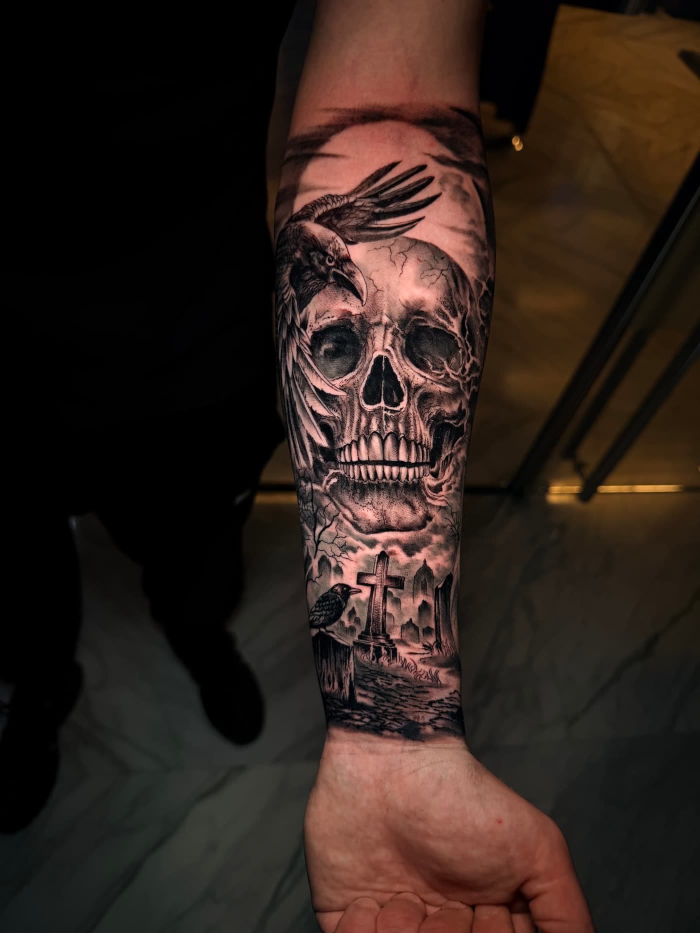 Tatuaje realista de calavera en el antebrazo, black and grey, hecho en Almassora (Castellón)